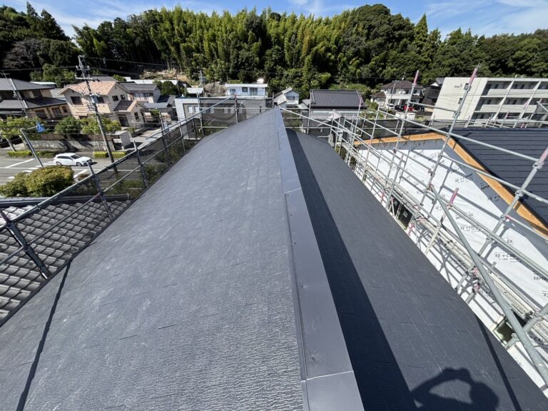 【施工事例】耐久性と美しさを兼ね備えたカラーベスト屋根施工